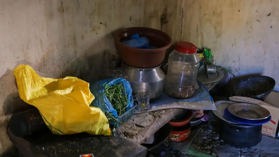 Die Lebensmittel neigen sich dem Ende. © UNICEF/UNICEF Sri Lanka Nur noch wenige Lebensmittel liegen auf dem Küchentisch der Familie.