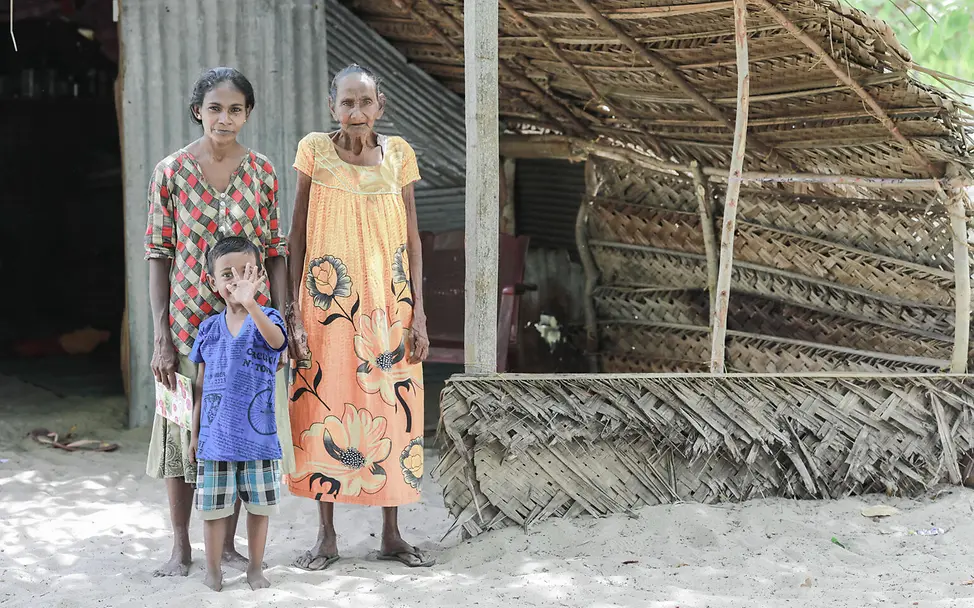 Die sich verschärfende Wirtschaftskrise bringt die Familie an den Rand ihrer Kräfte. | © UNICEF/UN0670398/Weerasinghe Tulakshika ist vor seinem Haus zu sehen. Er ist untergewichtig.