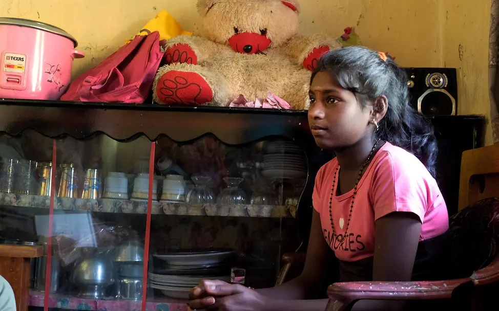 Anuja möchte so gerne wieder die Schule besuchen. | © UNICEF Anuja sitzt zuhause. Sie hilft im Haushalt statt zur Schule zu gehen.