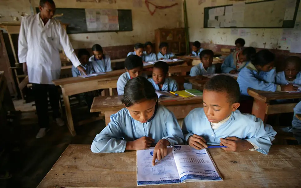 Madagaskar: Zwei Schüler*innen, die in ihrer Grundschule lernen. | © UNICEF/Pirozzi Madagaskar: Zwei Schüler*innen, die in ihrer Grundschule lernen.