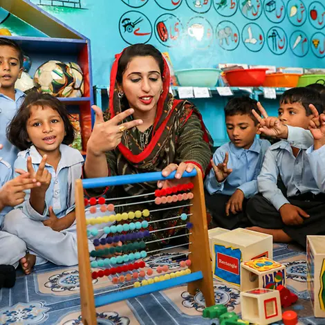 Bangladesh: Iram Akmal unterrichtet in einer Schule für frühkindliche Betreuung. | © UNICEF/Zaidi Bangladesh: Iram Akmal unterrichtet in einer Schule für frühkindliche Betreuung.