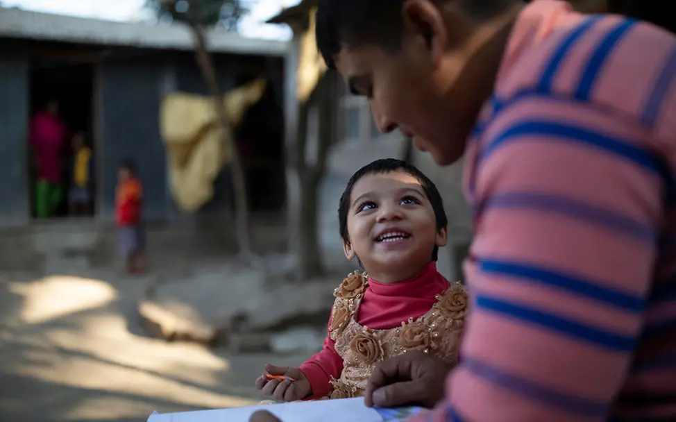 Mohammad liest seiner 3-jährigen Tochter, Jisha, ein Buch vor. | © UNICEF/Sokol Mohammad liest seiner 3-jährigen Tochter, Jisha, ein Buch vor.