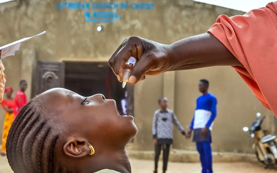 Nigeria: Ein Kind bekommt eine Schluckimpfung
