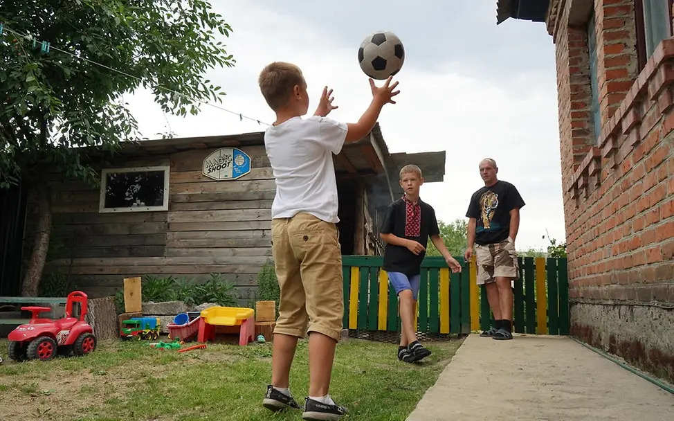 UNICEF | Hilfe für Kinder in der Ukraine: Kinder spielen mit ihrem Vater Fußball.