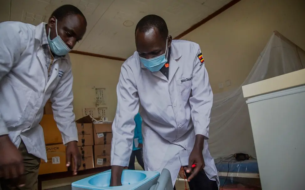 Polio: In Uganda werden Polio-Impfstoffe gekühlt.