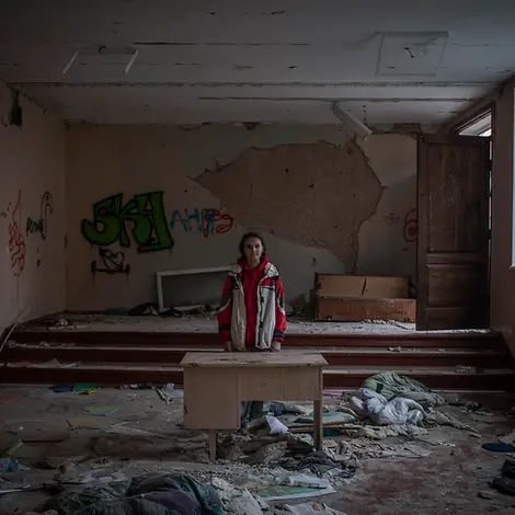 Darya steht in ihrem zerstörten Klassenzimmer in Tschernihiw in der Ukraine. © UNICEF/Ibarra Sánchez Darya steht in ihrem zerstörten Klassenzimmer in der Ukraine.