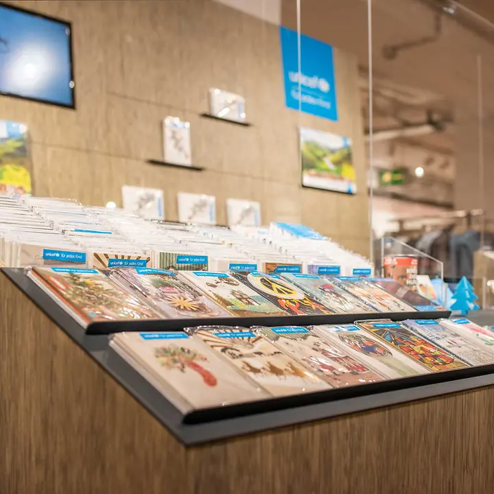 unicef grusskartenstand ludwig beck unicef Grusskartenstand bei Ludwig Beck München