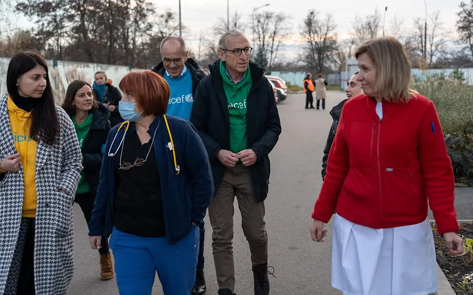 Georg Graf Waldersee und Christian Schneider in der Ukraine I UNICEF/Filippov Georg Graf Waldersee und Christian Schneider auf dem Weg in ein Kinderkrankenhaus.