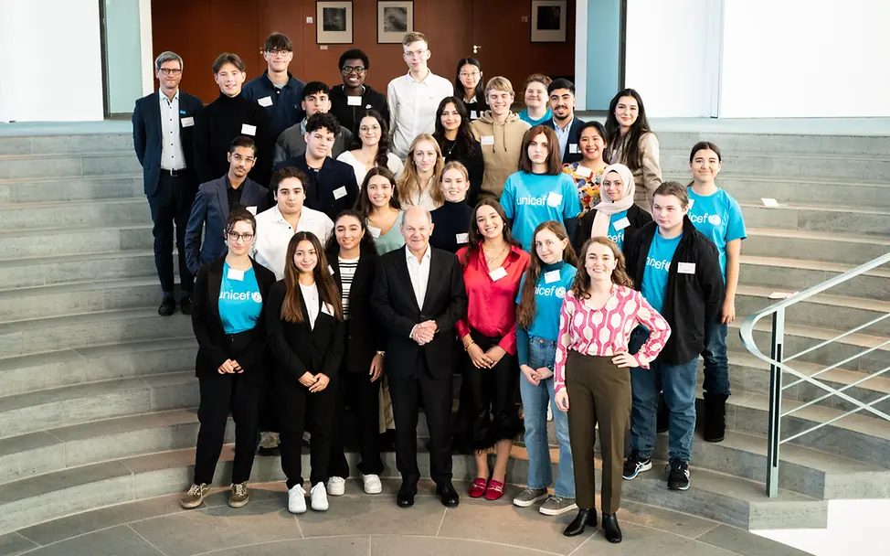 © Bundesregierung/Sandra Steins Olaf Scholz diskutiert mit Jugendlichen.