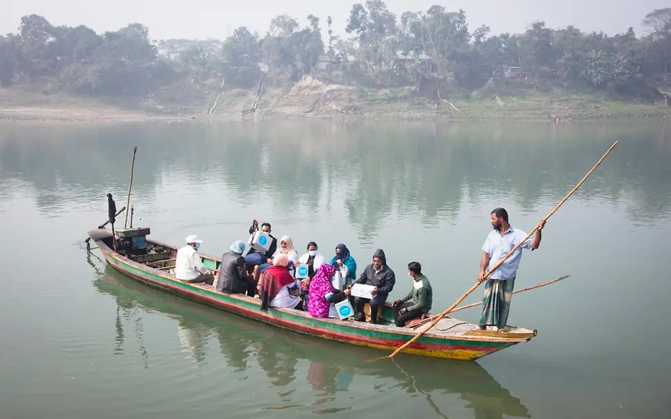Mit dem Boot werden in Bangladesch die Hilfsgüter transportiert. | © UNICEF/Mawa Bangladesch: Ein Boot voller Hilfsgüter auf einem Fluss.