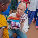 Franziska Knuppe Franziska Knuppe im Gespräch mit einem kenyanischen Jungen