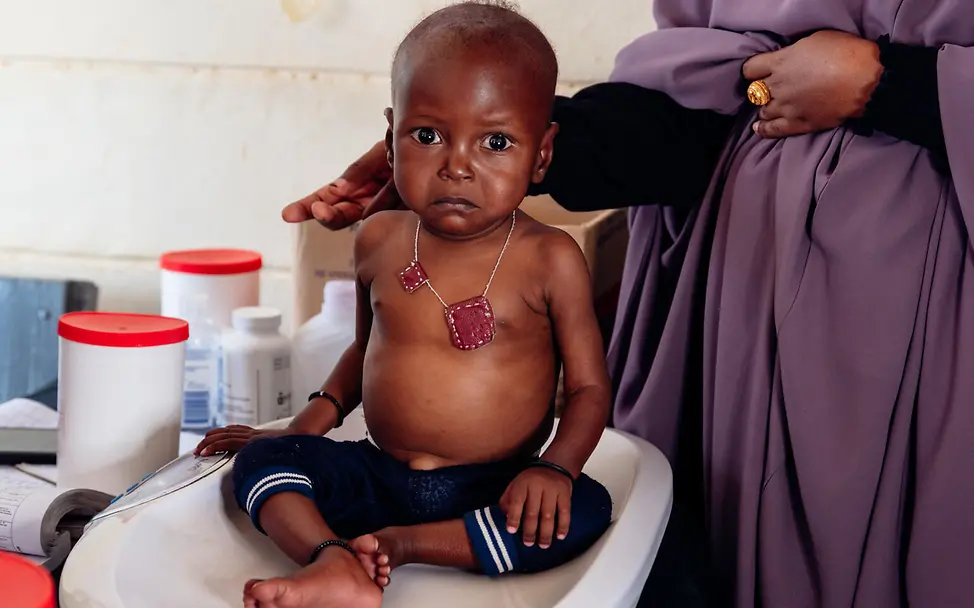 UNICEF/UN0743993/Kidero Junge wird gewogen.