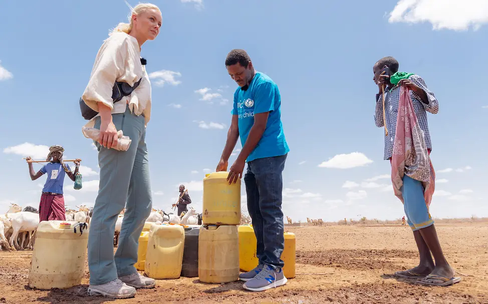 UNICEF/UN0722288/Kidero Franzi Knuppe erkundet eine Wasserstelle.