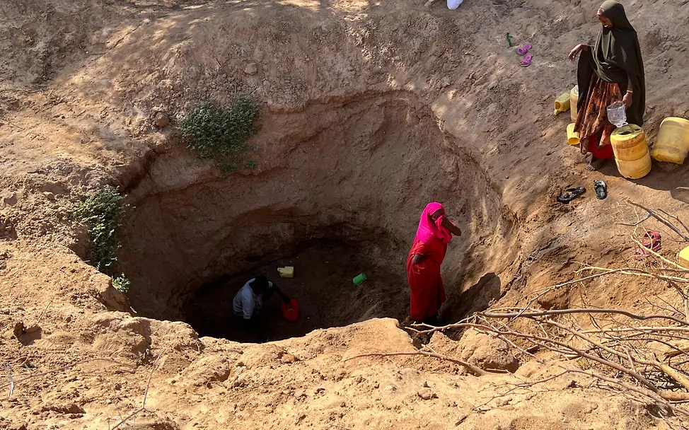 UNICEF/UN0743995/Berger Menschen auf der Suche nach Wasser.