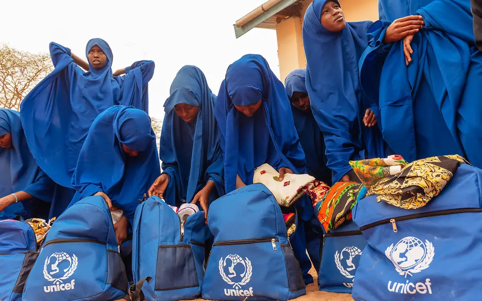 UNICEF/UN0743994/Berger Kinder erhalten UNICEF-Materialien