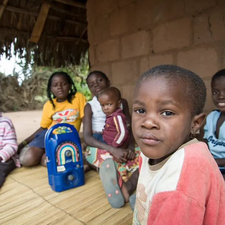 Kinder vor dem UNICEF Radio