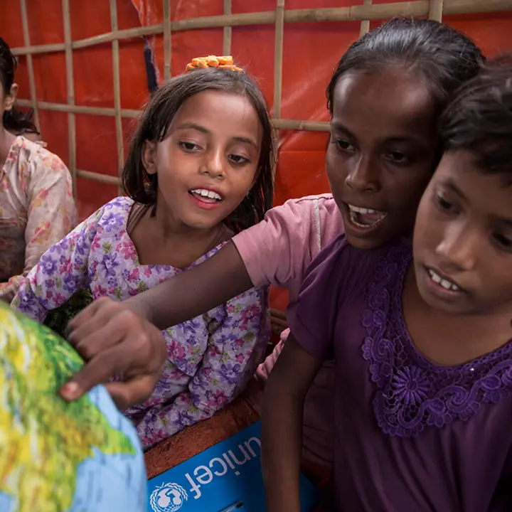 Mit dem Globus der Schule in der Kiste können Kinder vieles entdecken Eine Gruppe Schülerinnen verwenden den Globus der Schule in der Kiste