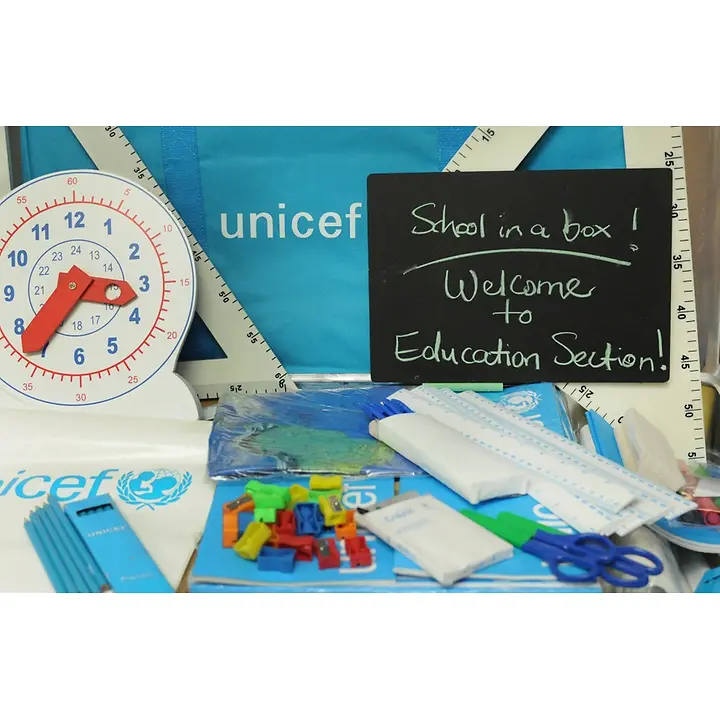 Schule in der Kiste Die Hilfsgüter aus der Kiste ausgebreitet