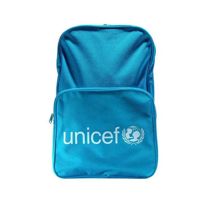 Kinder tragen den Schulrucksack auf dem Schulweg