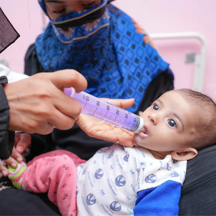 Spezialmilch versorgt mangelernährte Kleinkinder mit wichtigen Nährstoffen. | © UNICEF/Alaa Noman Ein mangelernährtes Kleinkind wird mit Spezialmilch gefüttert.