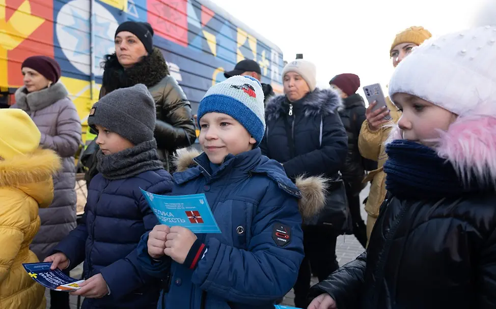 UNICEF unterstützt Weihnachtsaktion des ukrainischen Sozialministeriums und der Eisenbahn für Kinder I © UNICEF Ukraine: Kinder stehen vor einem Zug