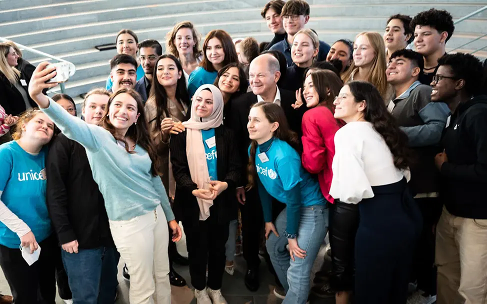 Zum Internationalen Tag der Kinderrechte lud Bundeskanzler Olaf Scholz engagierte Jugendliche ins Kanzleramt ein 