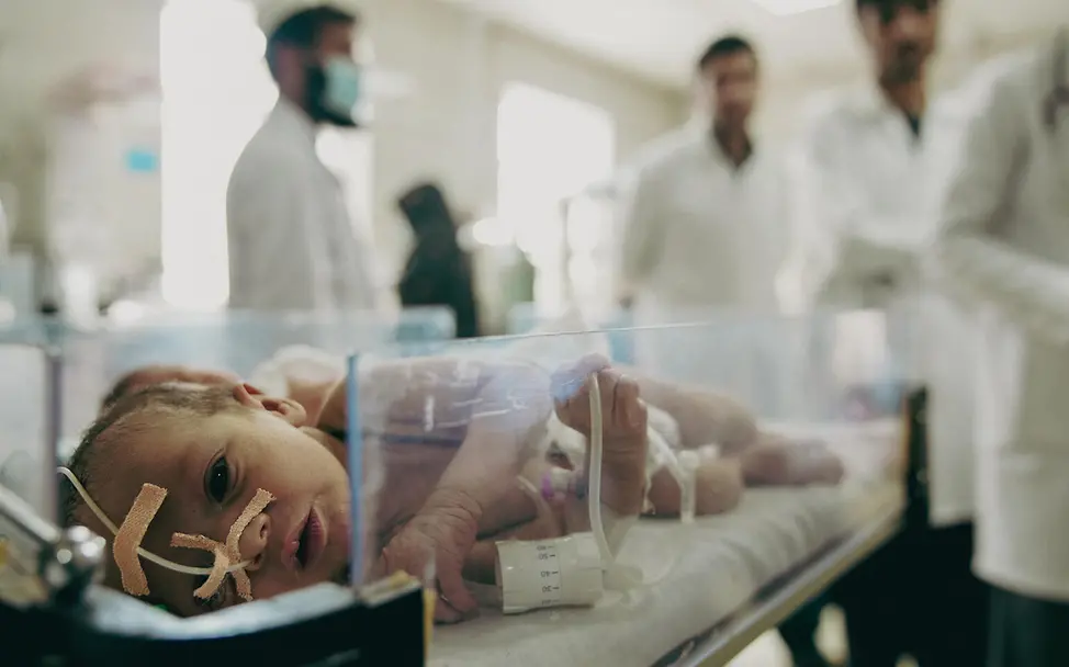 Lungenentzündung Kind: Ein Neugeborenes erkrankte an einer Lungenentzündung und wird im Krankenhaus in Afghanistan behandelt.