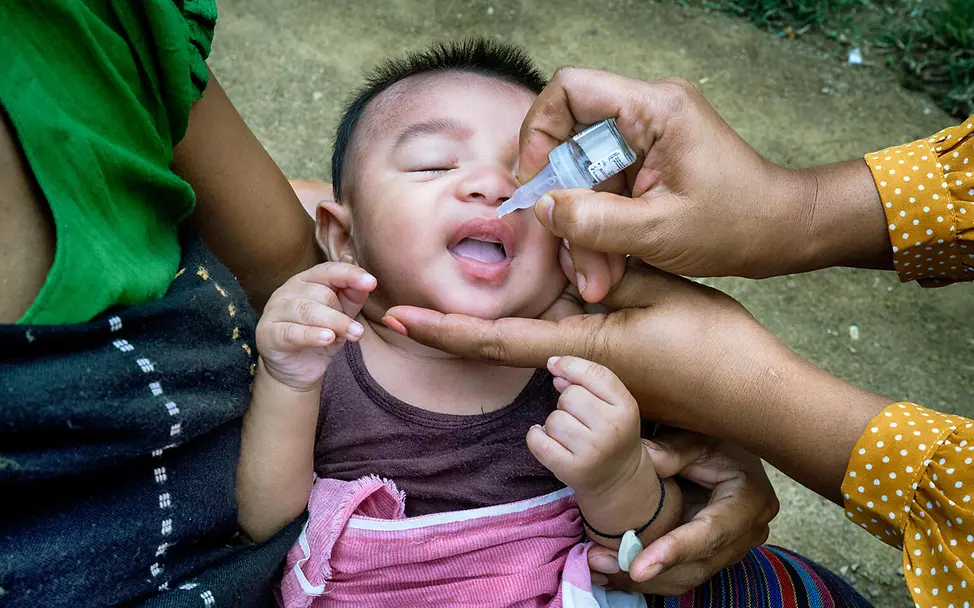 Lungenentzündung Kind: Kolpona bringt ihren 2 Monate alten Sohn Bidhan zur Impfung gegen Lungenentzündung.