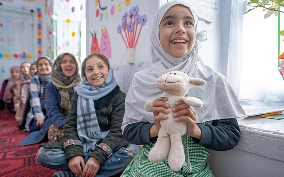 Afghanistan: Kinder lachen in einem kinderfreundlichen Zentrum von UNICEF | © UNICEF/Naftalin Afghanistan Krise: Lachende Kinder in einem kinderfreundlichen Zentrum von UNICEF
