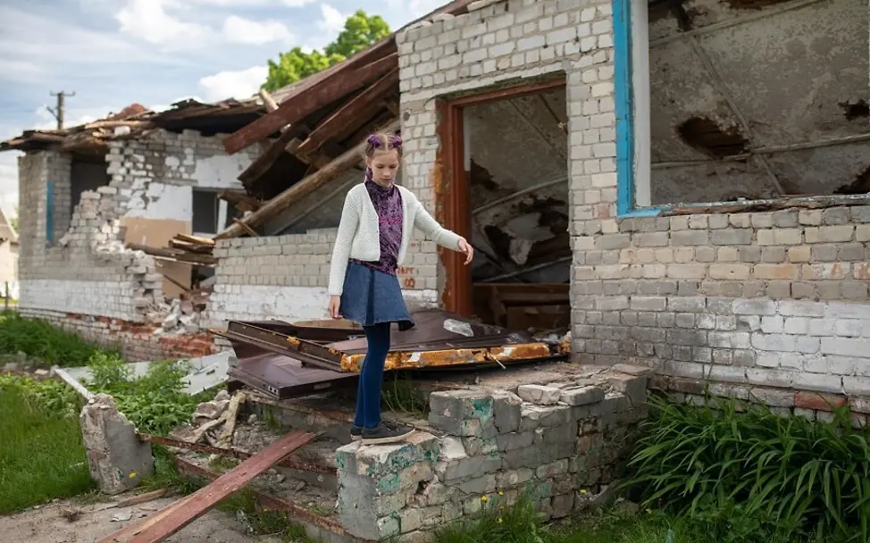 Veronika in den Trümmern ihres Hauses. | © UNICEF/Filippov Chernihiv: Veronika klettert über die Trümmer, die einmal ihr Haus waren.