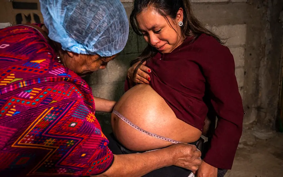 Eine Hebamme misst den Bauchumfang einer Schwangeren in Guatemala | © UNICEF/ Izquierdo Kindersterblichkeit: Schwangerschaftsvorsorge hilft