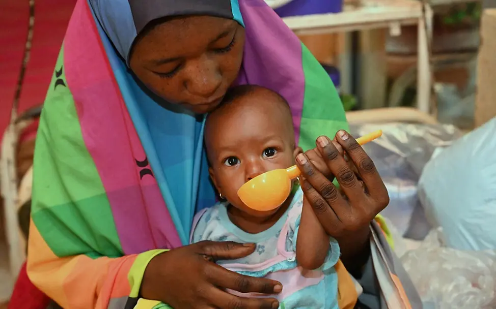 Eine Mutter in Niger gibt ihrer unterernährten Tochter Medizin | © UNICEF/ Dejongh Kindersterblichkeit: Häufig ist Unterernährung mitverantwortlich