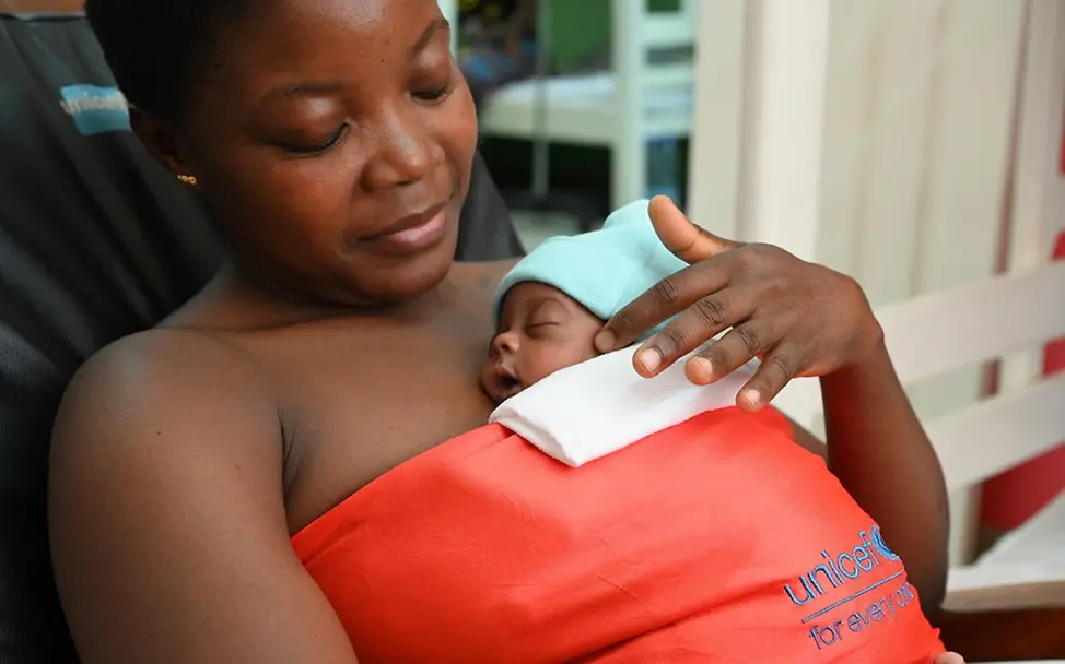 Mutter in Kamerun hält mit Känguru-Methode ihr Baby warm | © UNICEF/ Dejongh Kindersterblichkeit: Känguru-Methode hilft beim Überleben