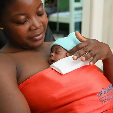Mutter in Kamerun hält mit Känguru-Methode ihr Baby warm | © UNICEF/ Dejongh Kindersterblichkeit: Känguru-Methode hilft beim Überleben