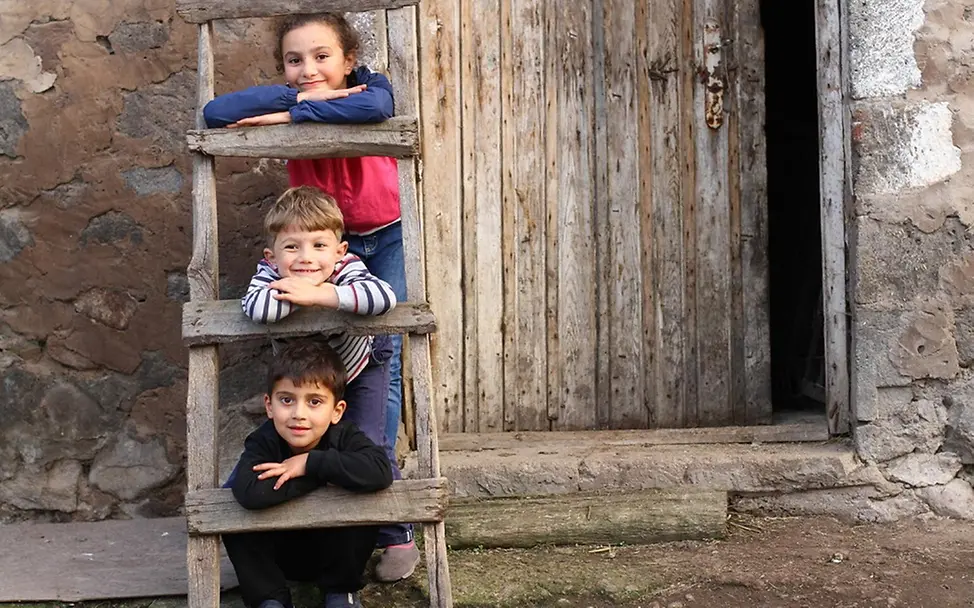 Kinder lehnen an einer Leiter vor Haus in Armenien | © UNICEF/ Avagyan Kindersterblichkeit: Auswirkungen der Corona-Pandemie noch unklar