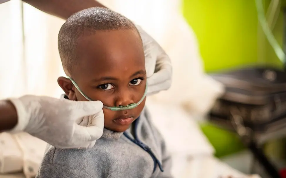Junge in Uganda erhält Sauerstoff durch einen Schlauch in der Nase| © UNICEF/ Rutherford Kindersterblichkeit: Lungenentzündung ist eine der häufigsten Ursachen