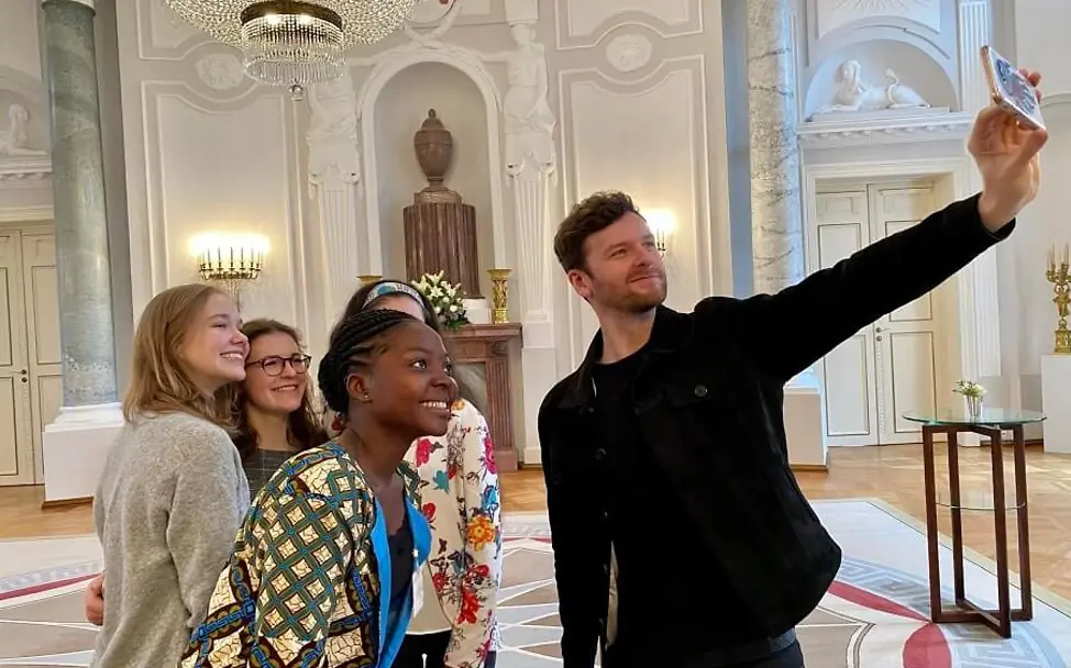 Daniel Grunenberg im Schloss Bellevue. | © UNICEF/Berger Daniel Grunenberg von Glasperlenspiel macht ein Selfie.