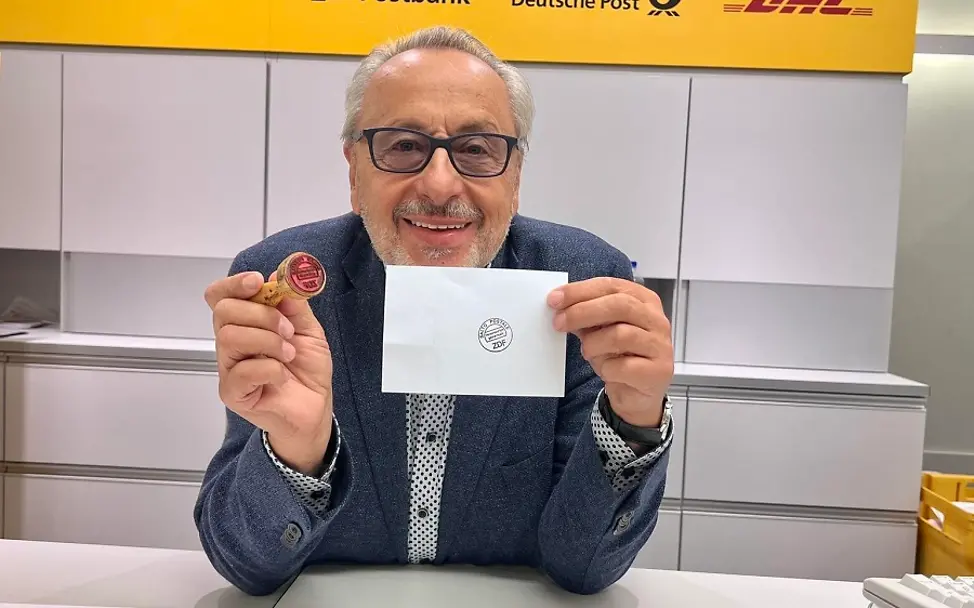 Wolfgang Stumph erhält einen Check der Postbank für UNICEF. | © UNICEF/Berger Berlin: Wolfgang Stumph erhält einen Check der Postbank für UNICEF