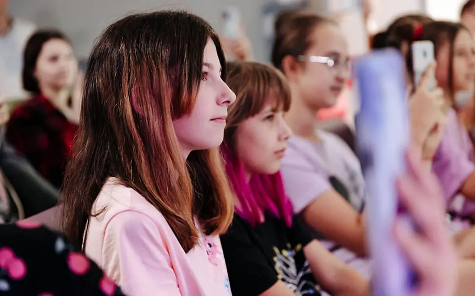 Die beiden Schwestern Katia und Yulia mussten flüchten. | © UNICEF/Bundzylo Ukraine-Krieg: Katia und ihre Schwester mussten flüchten.