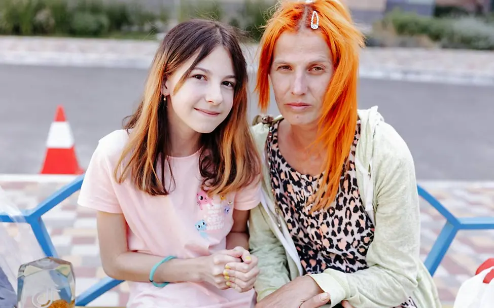 Ihre Tante Olya kam Katia nach dem Unglück oft im Krankenhaus besuchen. | © UNICEF/Bundzylo Ukraine-Krieg: Katia bekam im Krankenhaus oft Besuch von ihrer Tante Olya