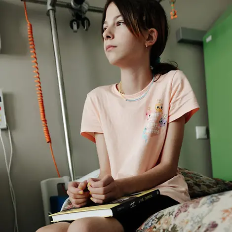 1 Jahr Ukraine-Krieg: Katia verlor bei einem Raketenangriff ihre Mutter. | © UNICEF/Bundzylo 1 Jahr Ukraine-Krieg: Katia verlor bei einem Raketenangriff ihre Mutter.