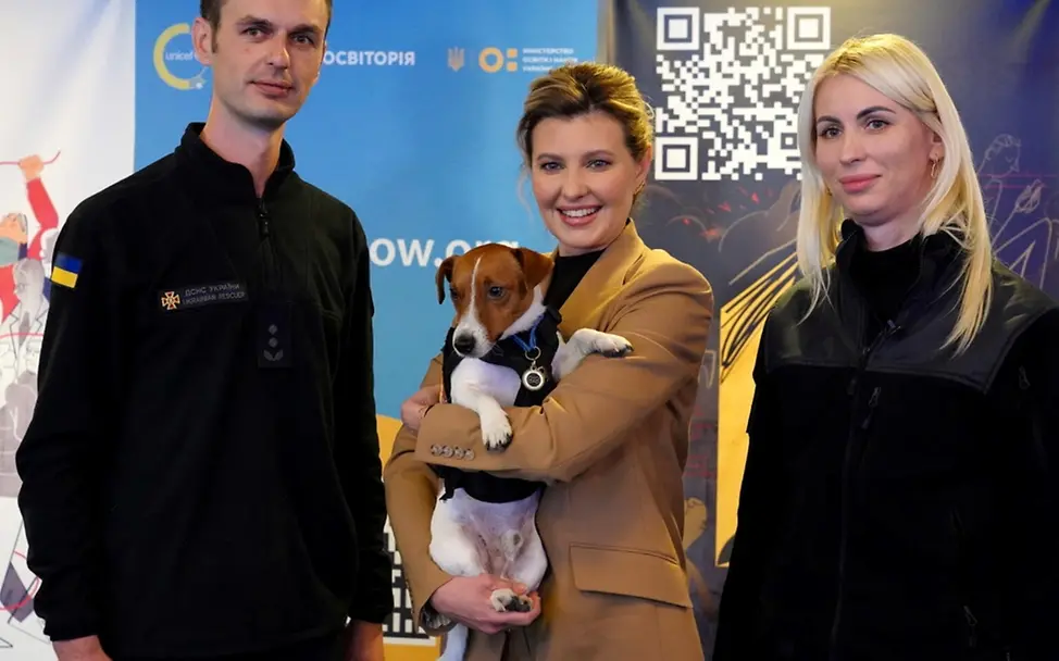 Patron erhält eine Auszeichnung. | © UNICEF/Boyko Patron bei Auszeichnung