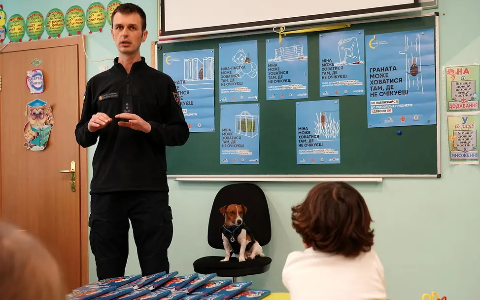 Patron mit seinem Halter in einer Unterrichtsstunde. | © UNICEF/Boyko Patron mit seinem Halter in einer Unterrichtsstunde.