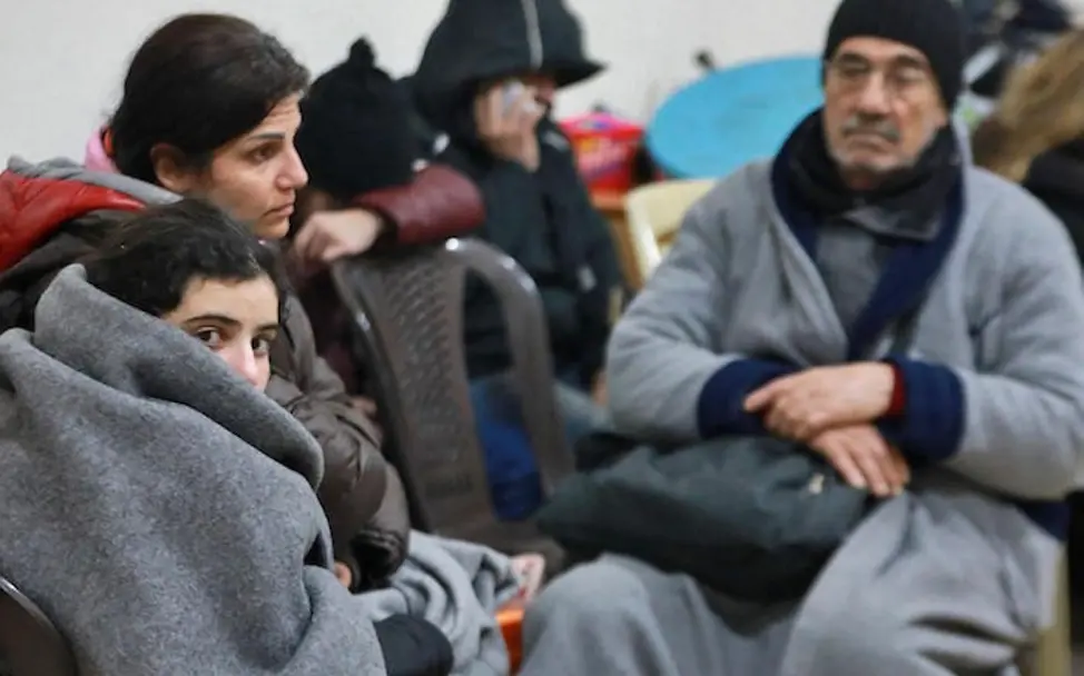 In den frühen Morgenstunden nach dem Erdbeben in Aleppo wird Schutz im Kloster gesucht. © UNICEF/Beshare/AFP Erdbeben in Aleppo: Menschen warten im Kloster nur mit einer Decke oder im Schlafanzug