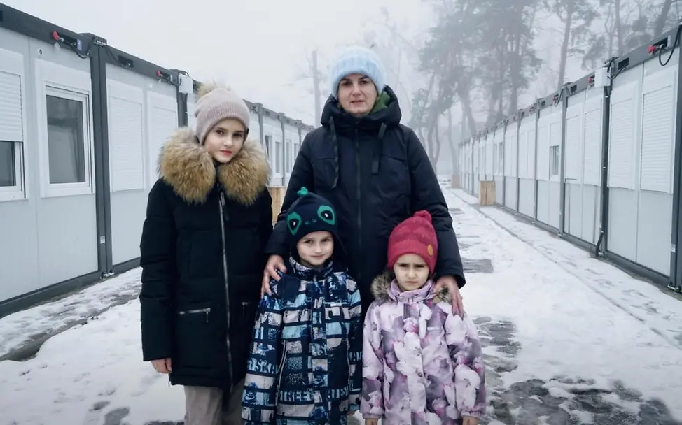 Familie im Schnee vor ihrer temporären Unterkunft in Irpin. | © UNICEF/Hrom Ukraine-Krieg: Familie im Schnee in Irpin