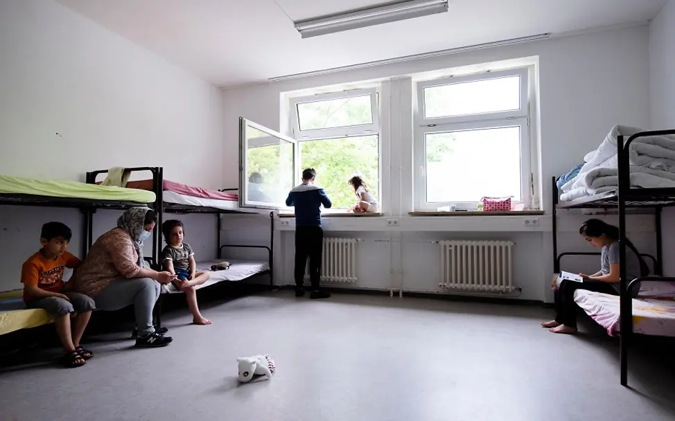 Das Zusammenleben in einer Sammelunterkunft. | © UNICEF/UNI338392/Etges Ein Raum mit Hochbetten in einer Sammelunterkunft