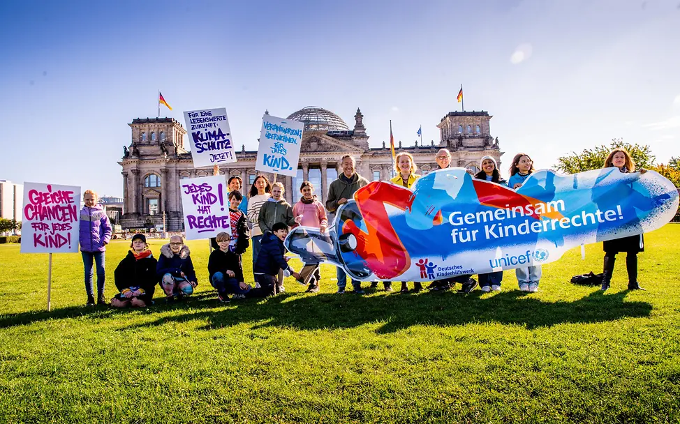 Jedes Kind braucht eine Zukunft! Berlin: Kinder stehen mit Plakaten vor dem Reichtagsgebäude