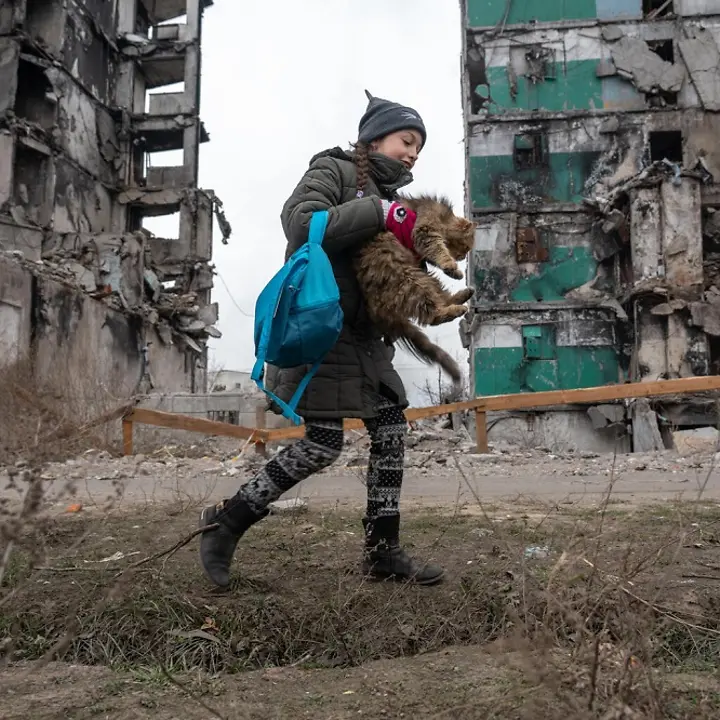 Veronica in Borodianka, Ukraine mit einer Straßenkatze