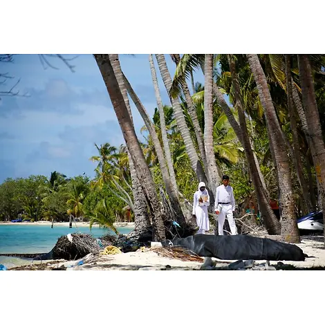 Fathimath spaziert nach der Schule mit einem Klassenkameraden über den Strand, der von Jahr zu Jahr schrumpft. | © UNICEF/Faheem Malediven: Fathimath spaziert mit einem KLassenkameraden am Strand entlang.