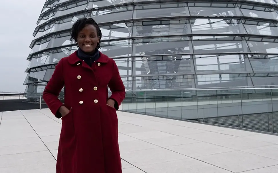Junge Menschen für mehr Klimaschutz | ©Alex Volk/UNICEF Klimaschutzaktivist*in Vanessa Nakate vor der Kuppel des Reichstags in Berlin.